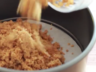 4、免焗芝士蛋糕配草莓/藍莓果醬,倒入锅里，用勺子压成泥状，放冰箱冷藏三十分钟