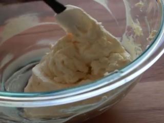 5、免焗芝士蛋糕配草莓/藍莓果醬,忌廉芝士250克，中速打发至软化