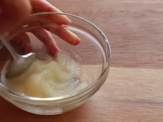 6、免焗芝士蛋糕配草莓/藍莓果醬,冷水倒入鱼胶粉，用勺子轻轻搅打均匀