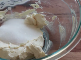 8、免焗芝士蛋糕配草莓/藍莓果醬,50克糖倒入之前打发的芝士中，打发至糖融化