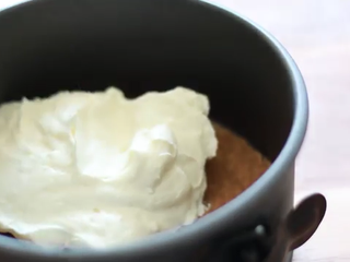 12、免焗芝士蛋糕配草莓/藍莓果醬,将打发好的混合芝士加入到饼干泥中