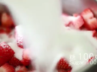 15、免焗芝士蛋糕配草莓/藍莓果醬,400克草莓和100克糖倒入锅里，倒入柠檬汁一汤匙