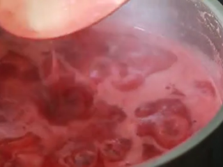 16、免焗芝士蛋糕配草莓/藍莓果醬,中火加热搅拌至浓稠