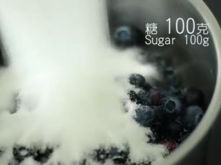 18、免焗芝士蛋糕配草莓/藍莓果醬,蓝莓果酱：蓝莓300克，糖100克，一起倒入锅中，加入一汤匙柠檬汁