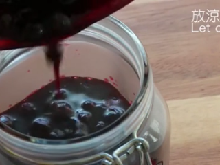 20、免焗芝士蛋糕配草莓/藍莓果醬,倒入玻璃容器，放凉