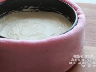 22、免焗芝士蛋糕配草莓/藍莓果醬,将之前的芝士从冰箱取出，用热毛巾包着外侧约10秒