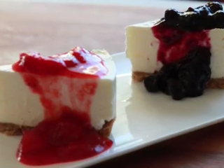 23、免焗芝士蛋糕配草莓/藍莓果醬,切块，放上两款果酱即可
