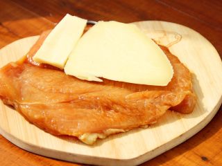 6、芝士爆浆鸡排,6、	将切好的芝士片放到鸡胸肉里，盖上。