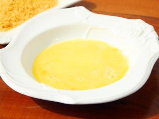 7、芝士爆浆鸡排,7、	鸡蛋打散。