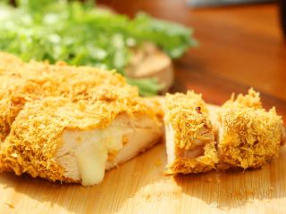 12、芝士爆浆鸡排,12、	不但不用油，还会烤出鸡肉里含的多余的油。