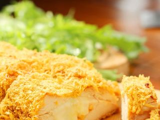 13、芝士爆浆鸡排,13、	切一刀，满满的芝士。