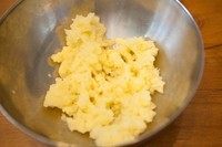 1、咸味土豆饼干,土豆上锅蒸熟，去皮后压成泥备用