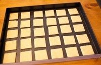 7、咸味土豆饼干,将切好的面皮放入烤盘，饼皮之间留少许空隙，在烘烤过程中会有些许膨胀