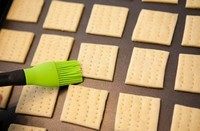 8、咸味土豆饼干,用叉子或牙签在饼皮上戳出均匀的孔洞