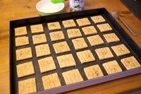 12、咸味土豆饼干,烤箱预热170度，中层烤约15分钟左右至表面金黄色