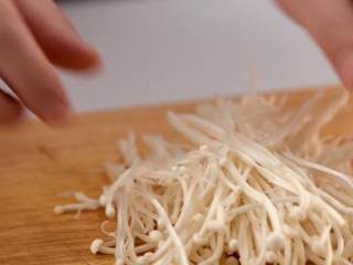 6、番茄烧菜 竟也有那么多小技巧,2-1 金针菇切尾拆散，番茄切丁