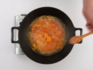 9、番茄烧菜 竟也有那么多小技巧,2-4 加开水煮沸，5分钟后加盐