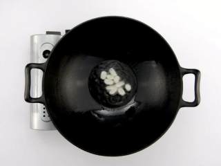 14、番茄烧菜 竟也有那么多小技巧,3-4 热锅起油，蒜片爆香