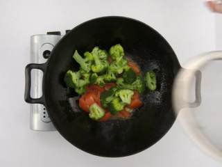 15、番茄烧菜 竟也有那么多小技巧,3-5 倒入番茄煸炒，放入西兰花