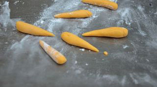 10、小兔包子,南瓜面团搓几只胡萝卜