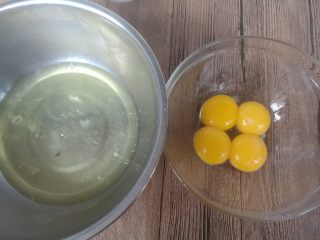 3、拉花斑马心戚风,鸡蛋分离蛋清蛋黄。