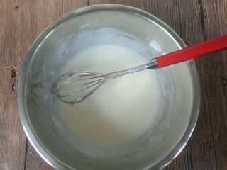 5、拉花斑马心戚风,混合搅拌均匀,充分乳化,到浓稠状态。