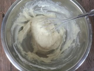 6、拉花斑马心戚风,筛入低筋粉,混合搅拌均匀,不可划圈搅拌,其他任何方式都可。