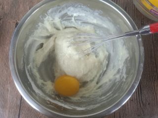 7、拉花斑马心戚风,加入蛋黄,一个混合均匀再加入下一个。