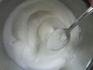 11、拉花斑马心戚风,打致蛋糊细腻,加入第二次细砂糖。