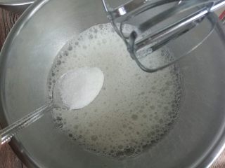 10、拉花斑马心戚风,糖分三次加入蛋白内。电动打蛋器打出鱼眼泡,加入三分之一细砂糖。