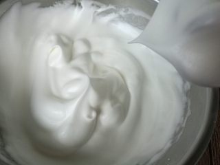 13、拉花斑马心戚风,继续打发,至拉起打蛋器出现直立的尖角,打发完成。