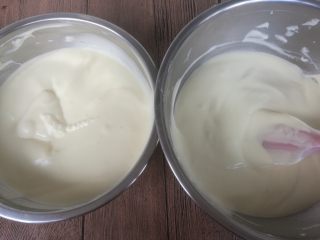 17、拉花斑马心戚风,平均分成两份。