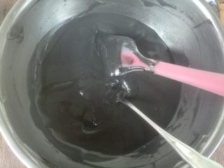 19、拉花斑马心戚风,倒回蛋白盆内,混合均匀。预热烤箱上下火125度10分钟。