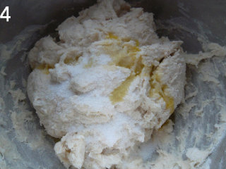 4、法式面包Fougasse 香油蓝乳酪版,粗略搅拌到面团基本成型。倒入橄榄油和盐