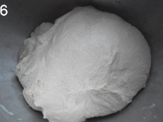 6、法式面包Fougasse 香油蓝乳酪版,面团放入抹了油的容器里。表面搭上亚麻布，进行发酵。在第30和第60分钟时，手沾湿，将面团拉扯，折两次三折再放回。面团在每次拉扯后都能感到明显的变化，会变得更有光泽。一共发酵90分钟。90分钟后的面团光滑有光泽，体积饱满