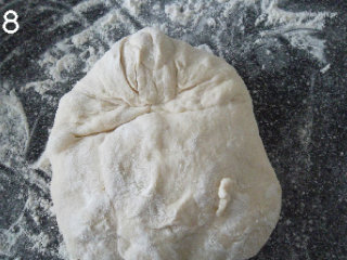 8、法式面包Fougasse 香油蓝乳酪版,将面团收口朝上，6点和12点的方向摆放。12点方向，像小时候叠飞机时一样，将两个角往中间折。压一压