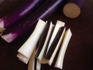 1、肉末茄子,茄子切成细长条
