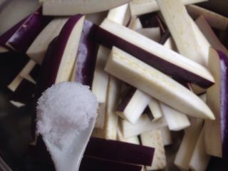 2、肉末茄子,加入6克盐腌,拌均匀