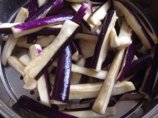 3、肉末茄子,放在蒸锅里隔水蒸8到10分钟