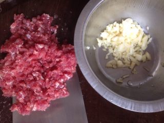 4、肉末茄子,瘦肉剁成茸,蒜剁成末