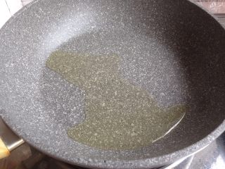 6、肉末茄子,锅里放15克油