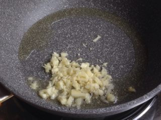 7、肉末茄子,大火烧热加入蒜末