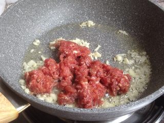 8、肉末茄子,加入瘦肉末,翻炒几下