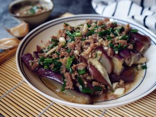 12、肉末茄子,茄子蒸熟放入菜盘子,淋上肉汁即可上桌