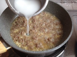 10、肉末茄子,3.5克生粉加少许水调匀,倒入,打芡