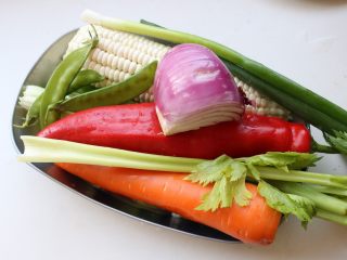 1、酱汁焖锅,准备一些蔬菜，荤素搭配才是健康饮食。