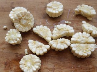 2、酱汁焖锅,越来越喜欢新鲜玉米入菜，切小段，再一分为二。