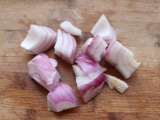 3、酱汁焖锅,圆葱切块，爆锅味道超级好。