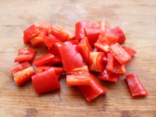 4、酱汁焖锅,红椒切块，最后点缀一下，菜色才会更漂亮。