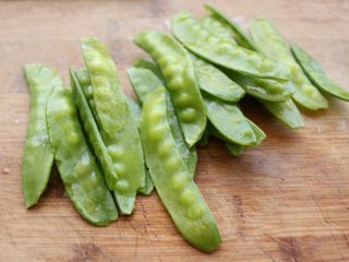 5、酱汁焖锅,荷兰豆，去筋去蒂，绰一下水，很青翠爽口。